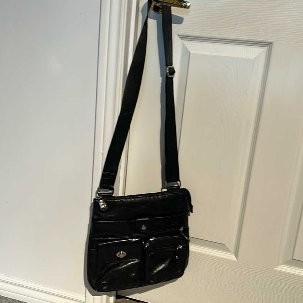 La Diva black crossbody with a lot of pockets!! 100% leather!
